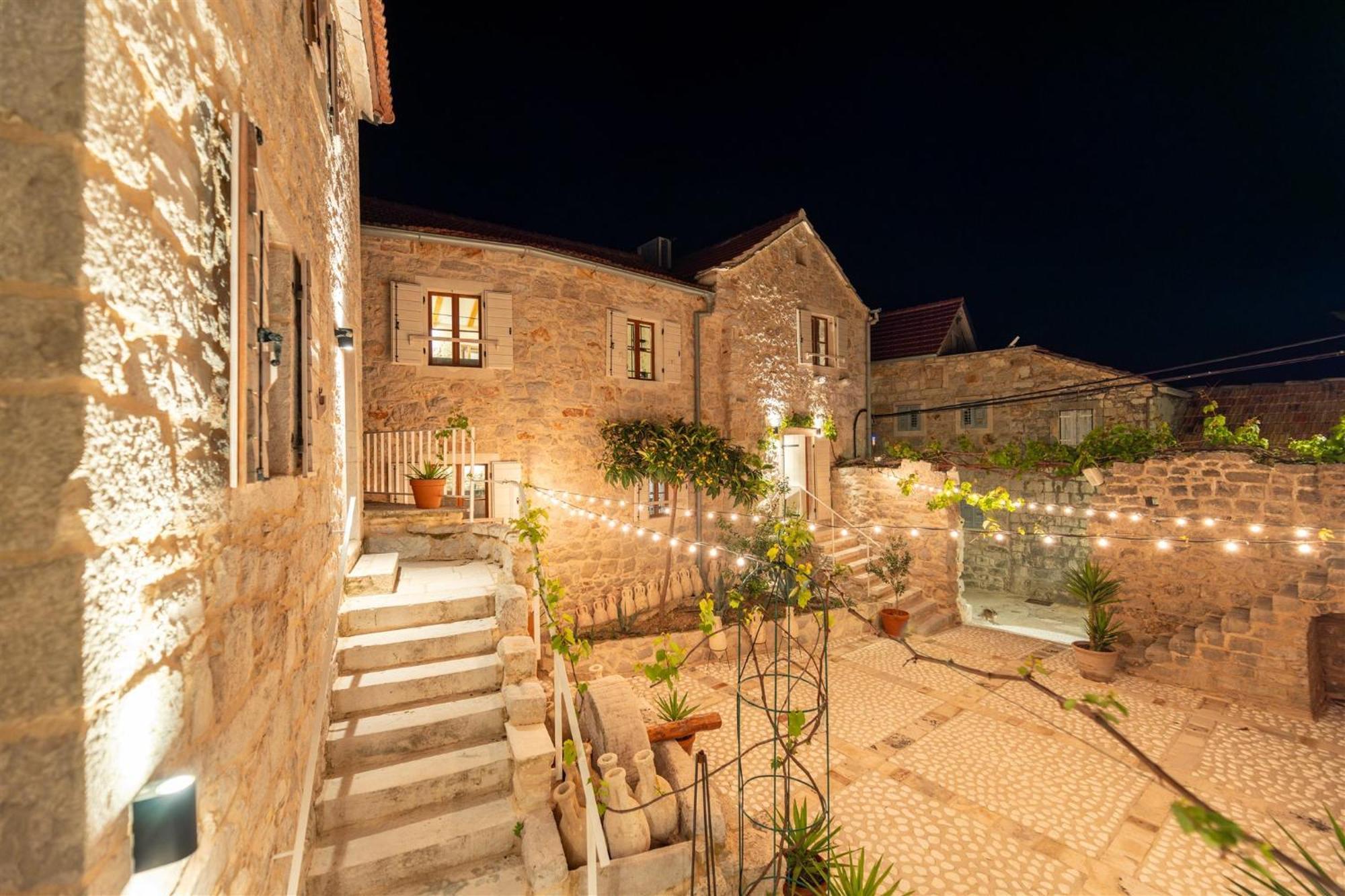 Dvor Pitve Villas เยลซา ภายนอก รูปภาพ