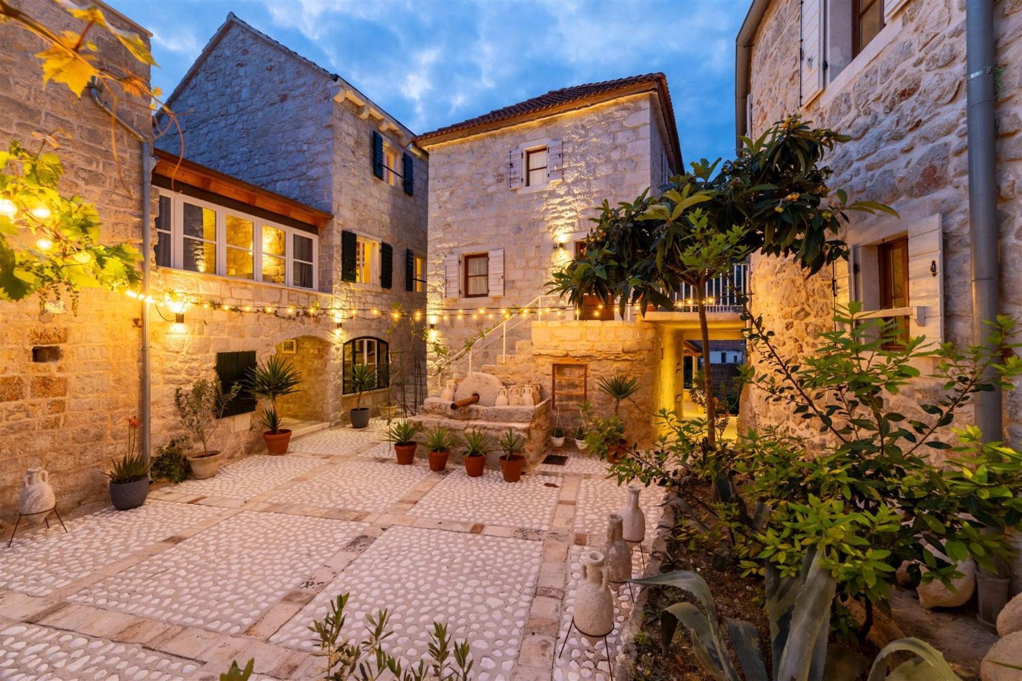 Dvor Pitve Villas เยลซา ภายนอก รูปภาพ
